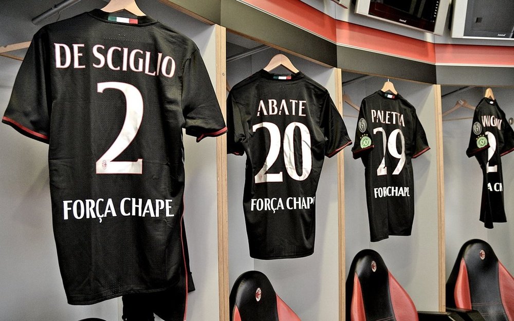 Camisa do Milan com uma mensagem de apoio à Chapecoense e seu escudo. ACMilan