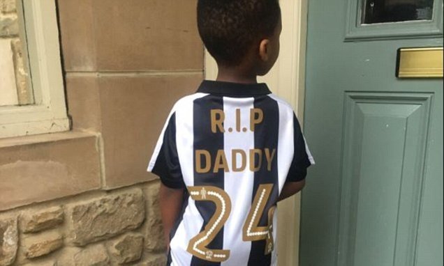 Cheikch Tioté falleció a principios de semana a causa de un paro cardiaco. El Newcastle, ex equipo de Tioté, le envió una camiseta a su hijo Rafael.
