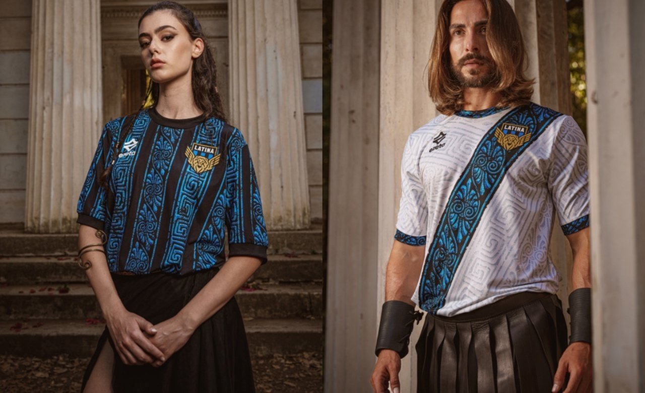 El Latino Calcio y la marca 'ezeta' han sacado al mercado las dos camisetas principales del equipo de la Serie C para esta temporada y han causado sensación. Se trata de un homenaje a un episodio de la Odisea de Homero en el que el héroe Ulises llega a la isla de Eea, donde habitaba la hechicera Circe. Esta convirtió en cerdos a los integrantes de su tripulación, pero acabó enamorándose de él, guiándole de vuelta a Ítaca y dando a luz a tres hijos suyos.