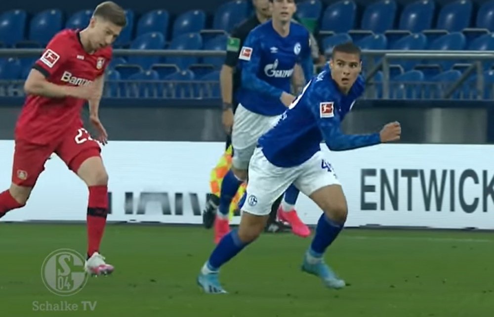 Can Bozdogan podría salir este verano del Schalke 04. Captura/FCSchalke04