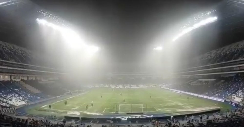 La incesante tormenta suspendió el partido. Twitter/Rayados