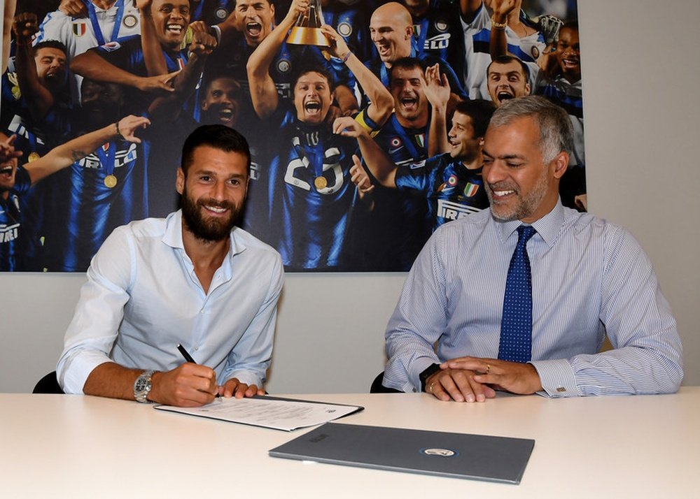 Candreva signs his contract with Inter Milan. Inter