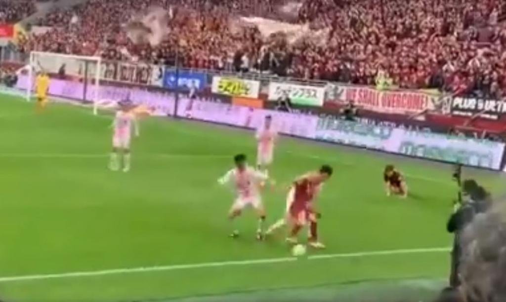Iniesta se zafó en dos toques de dos rivales. Captura/ESPN