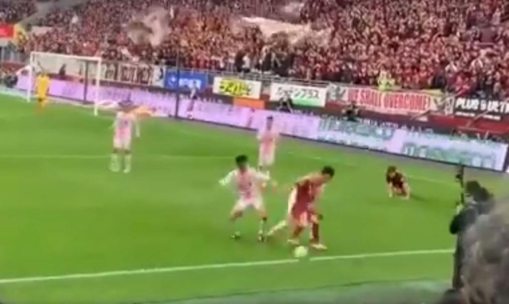 Iniesta se zafó en dos toques de dos rivales. Captura/ESPN