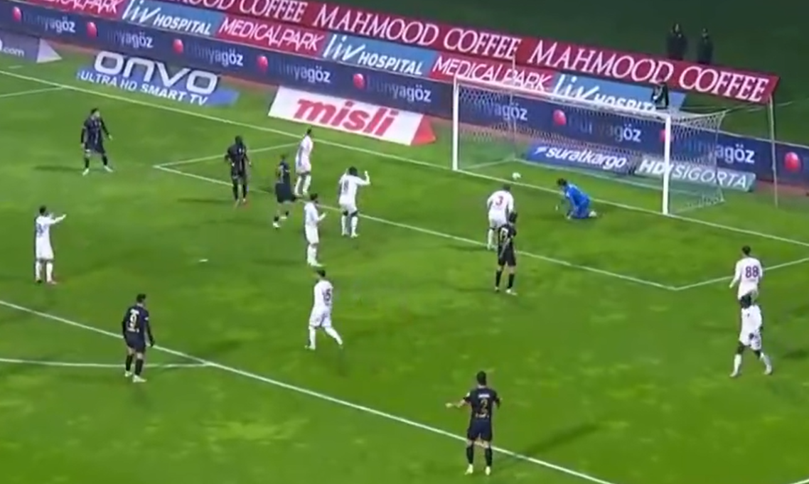 El Hatayspor se vio con uno menos cuando apenas se habían jugado 8 minutos del partido ante el Kasimpasa. Eso casi sepultaba sus opciones de éxito, pero el equipo visitante consiguió ponerse con un 0-2 a favor en el 20' que, sin embargo, tiró por la borda en pocos minutos con una cantada de su portero y un autogol que mandaron el partido al descanso con un 2-2 en el marcador.