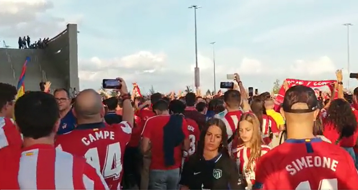 A group of Atletico fans chant against Vinicius. Screenshot/TiempodeJuego