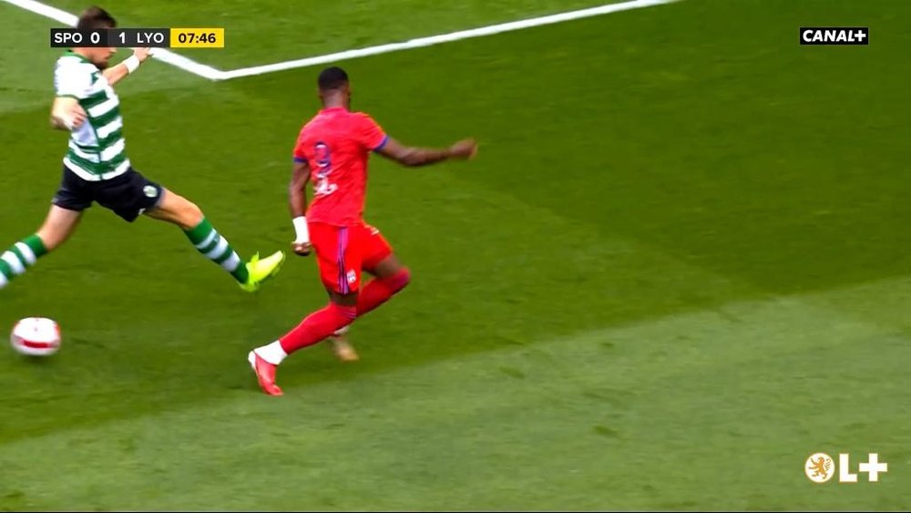 Taconazo de fantasía de Dembélé para que Aouar abriese la lata ante el Sporting CP. Captura/Canal+