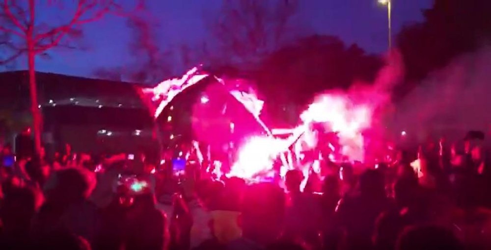Flares and masks with no social distancing: how fans awaited Barca. Screenshot/ElChiringuitoTV