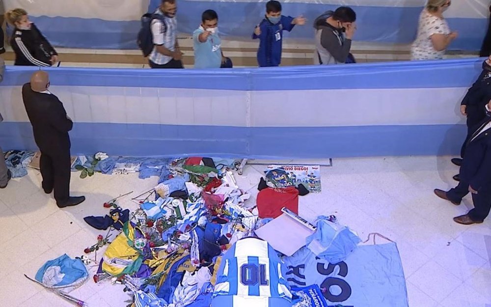 Adieux à Maradona : cercueil recouvert de fleurs, maillots et drapeaux. Captura/Twitter/CasaRosada