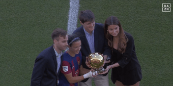 À l'occasion du match de championnat opposant le FC Barcelone à Séville dimanche, la récente lauréate du Ballon d'Or Aitana Bonmati a pu présenter son trophée au public de l'Estadi Johan Cruyff, entouré de plusieurs membres de sa famille.