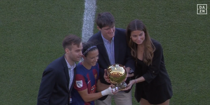 Aitana présente son Ballon d'Or au public barcelonais