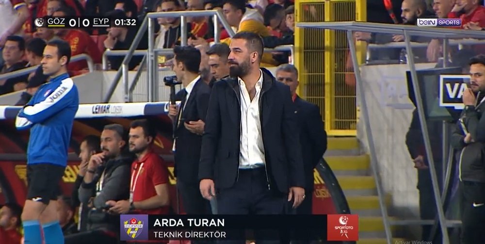 Arda Turan debutó como entrenador con derrota en Turquía. Captura/BeINSports