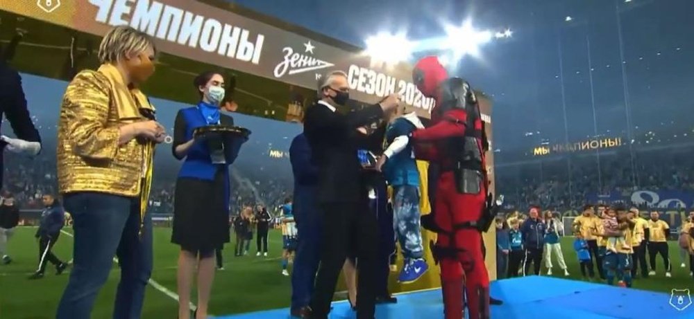 El Zenit ganó la Liga y Dzyuba recogió su medalla ¡vestido de Deadpool! Captura/FCZenit