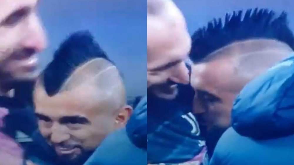Arturo Vidal kisses Juventus badge! Screenshot/SkySport