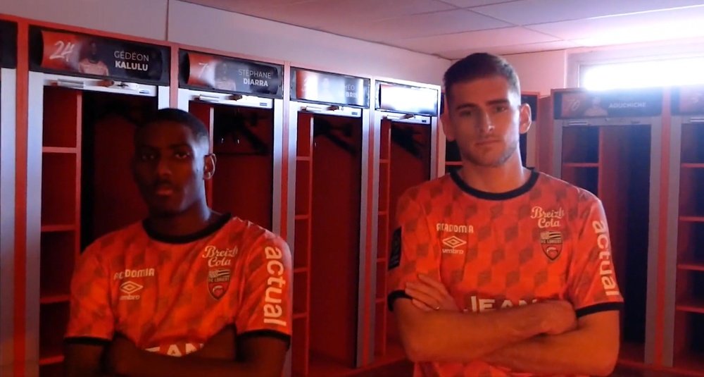 El Lorient confirmó las llegadas de Ayman Kari y Julian Pollersbeck. FCLorient