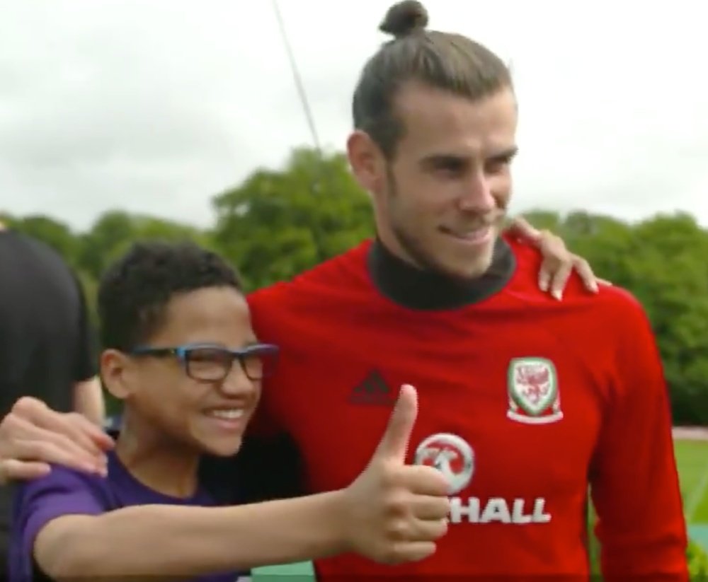 El delantero galés hizo feliz a un niño. Twitter