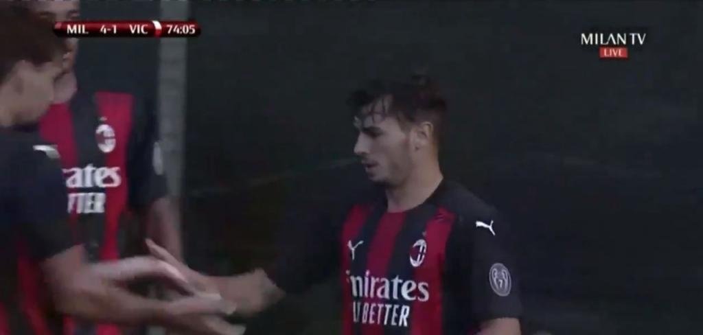 Brahim se estrenó con el Milan con una buena jugada y algo de suerte. Captura/MilanTV