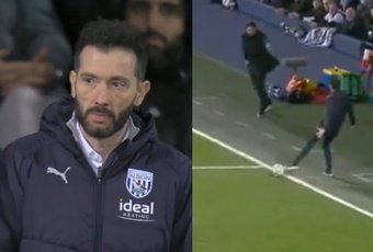 Carlos Corberán protagonizó la imagen más surrealista del viernes en el West Brom-Southampton. El técnico valenciano vio la tarjeta roja en el minuto 6 por tocar el balón cuando aún continuaba sobre el terreno de juego y no había salido por línea de banda.