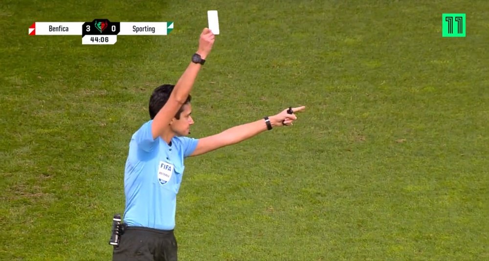 La tarjeta blanca ya es una realidad en el fútbol. Captura/Canal11