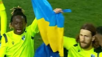 Chygrynsky se acordó de su país: celebró un gol con la bandera de Ucrania. Captura/NovaSports