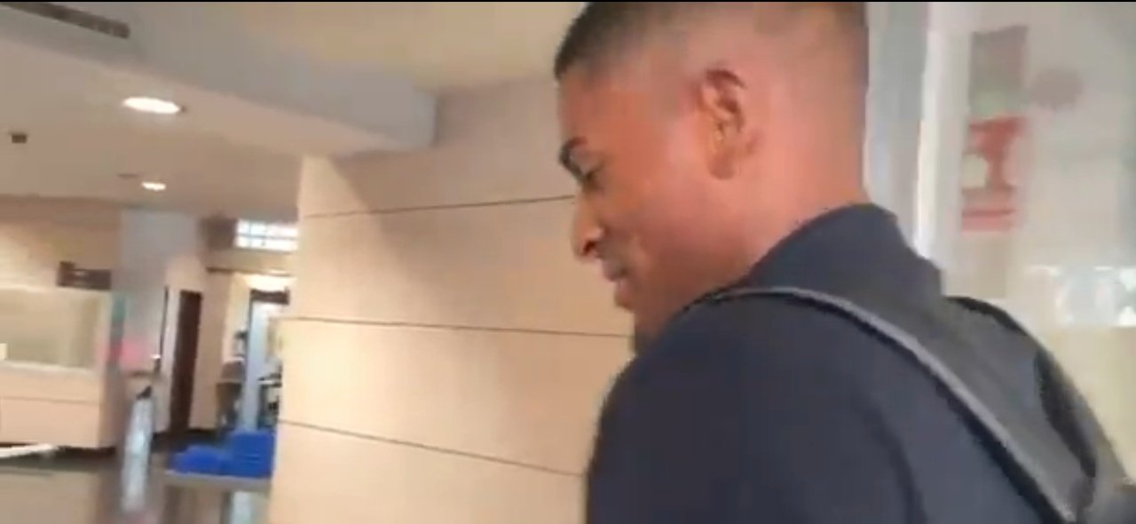 Mosquera, en Londres para firmar por el Arsenal. Captura/DepCOPEValencia