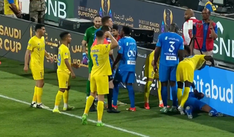 Cristiano Ronaldo acabó expulsado en la semifinal de la Supercopa de Arabia Saudí. El delantero del Al Nassr agotó su paciencia con un rival y vio la tarjeta roja. Acto seguido, amagó con pegarle un puñetazo al balón para agredir al colegiado.