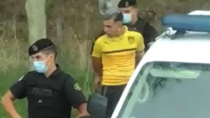 Un jugador de Peñarol, ¡detenido por llevar un arma y munición en el coche!