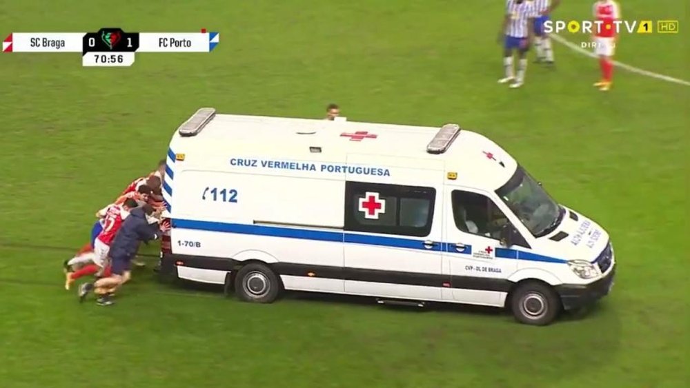 Jogadores de Braga e Porto empurram uma ambulância. Captura/SportTv