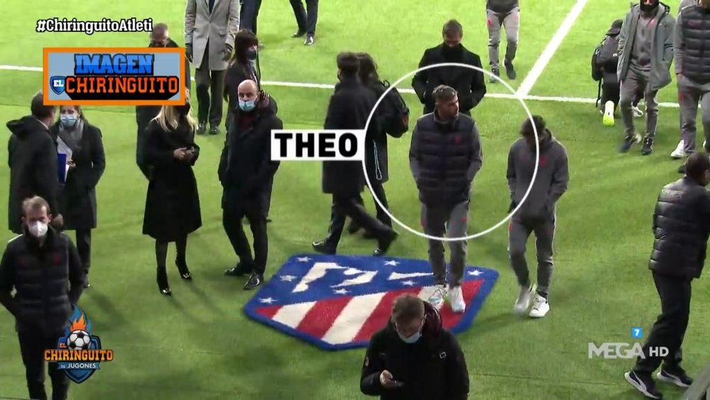 ¿Error o provocación? Theo, canterano del Atleti, pisó el escudo del club. Twitter/elchiringuitotv