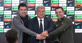 Joan Laporta et Xavi Hernandez, respectivement président et entraîneur du FC Barcelone, se sont présentés à une conférence de presse pour expliquer le revirement concernant la continuité de l'entraîneur jusqu'en 2025.