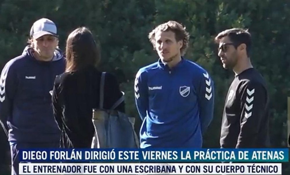 Pese a ser despedido, Diego Forlán se fue a entrenar. Captura/TeleVivo