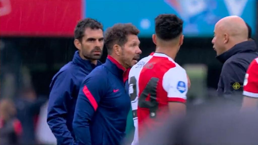 Lamentable Simeone: ¡empujó al entrenador del Feyenoord tras el partido!