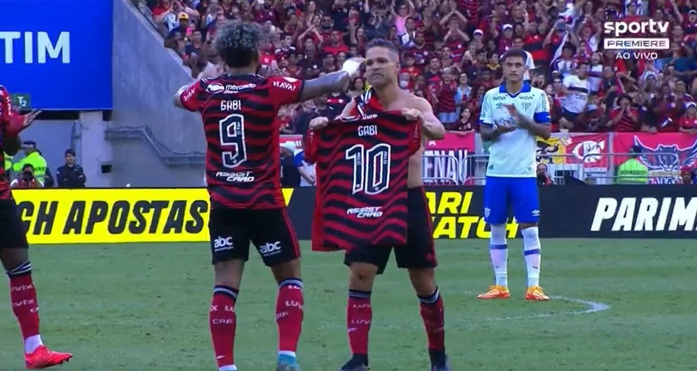 Diego le cedió el 10 a Gabigol. Captura/Sportv