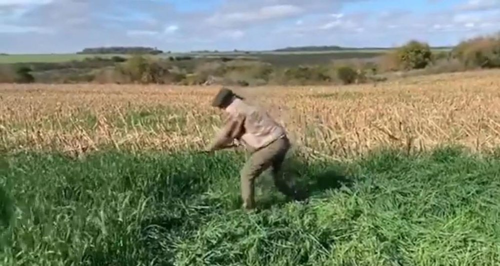 El peculiar entrenamiento de Cavani en el campo. Captura/ECavaniOfficial