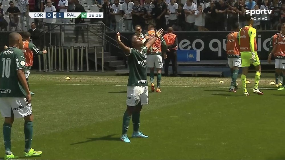 Print de Endrick, jogador do Palmeiras celebrando um tento contra o Corinthians.Print/SporTV