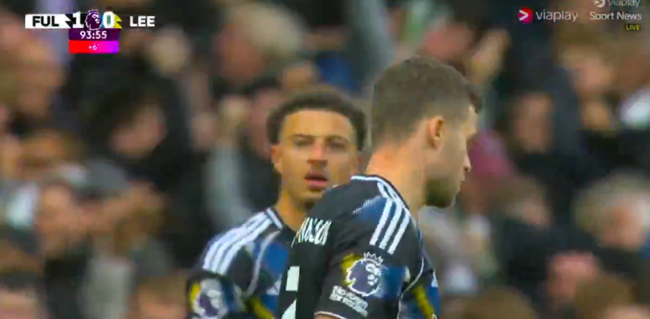 Il Fulham ha ottenuto la prima vittoria stagionale grazie a un autogol incredibilmente surreale di Gabriel Gudmundsson del Leeds United nei minuti di recupero.