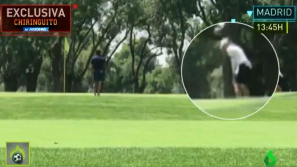 Bale was caught playing golf in Madrid. Captura/LaSexta