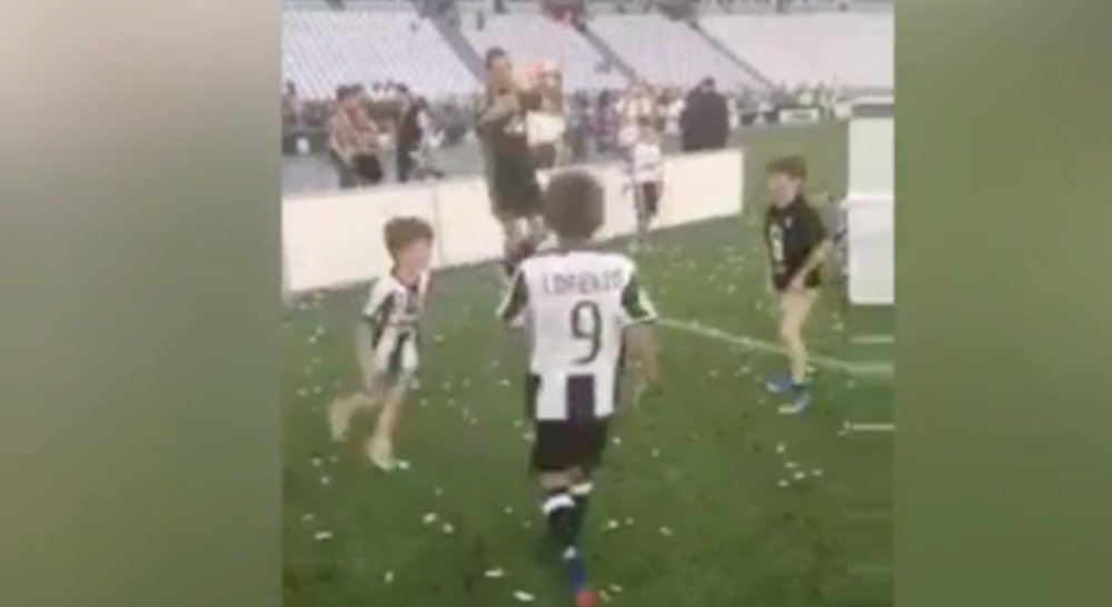 Captura de Gianluigi Buffon, jugando con unos niños al fútbol en el estadio de la Juventus. IG
