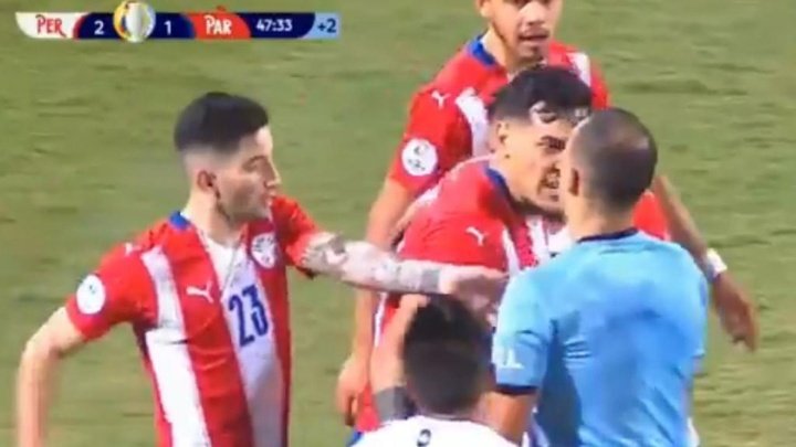 El árbitro expulsó a Gustavo Gómez... ¡y el central se fue a por él!