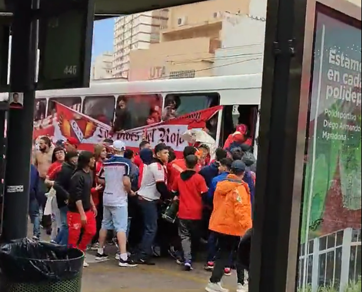 Aficionados de Independiente atacaron la sede de Racing