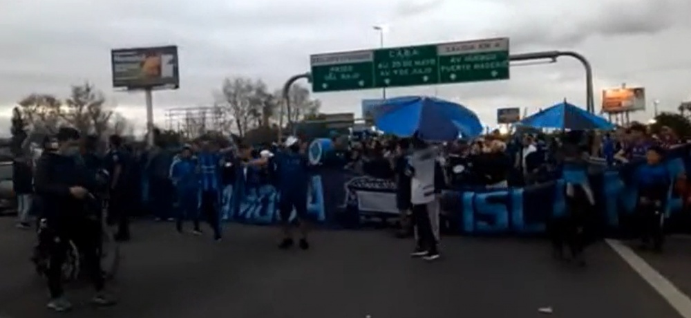 La 'barra' de San Telmo cortó la autopista porque no pudieron ver un partido. Captura/TN
