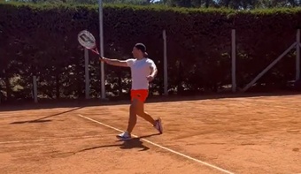 Agüero, en su salsa jugando al tenis. Instagram/kunaguero