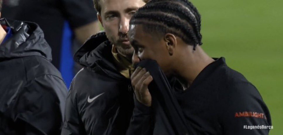Alejandro Balde, lesionado a dos semanas de la final de Copa. Captura/DAZN