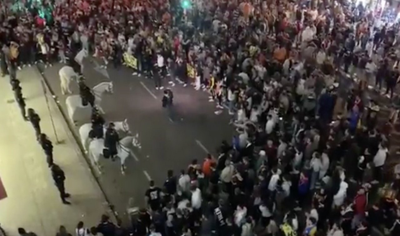 Los aficionados 'ches' cargaron contra directivos y futbolistas del club. Captura/RadioMarcaValencia