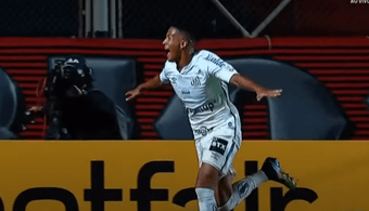 'Sport' reports that Barcelona's board approached Santos FC in the final days of the winter transfer window to try to secure the loan of the 18-year-old Angelo Gabriel, who has been on the club's radar since January 2022.