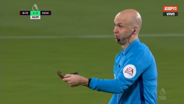 Un árbitro paró el partido... ¡porque se le rompió el reloj!