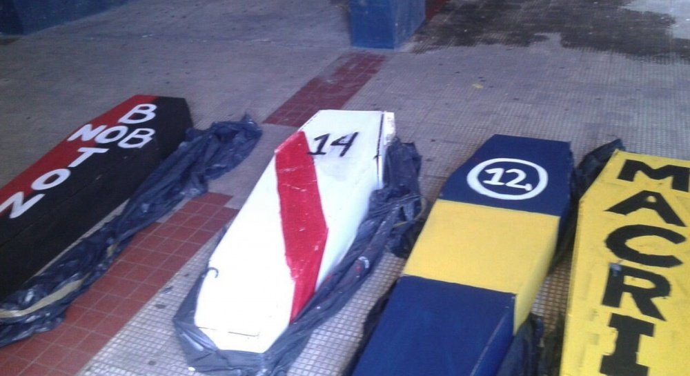 En la previa del Rosario Central-Godoy Cruz, la policía encontró cuatro ataúdes. Twitter