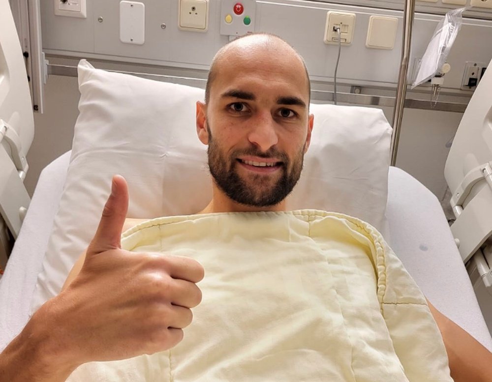 Bas Dost tranquilizó a todos desde el hospital. Captura/necnijmegen