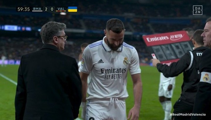 Lo que le faltaba al Madrid: Benzema se retiró tocado y con mala cara