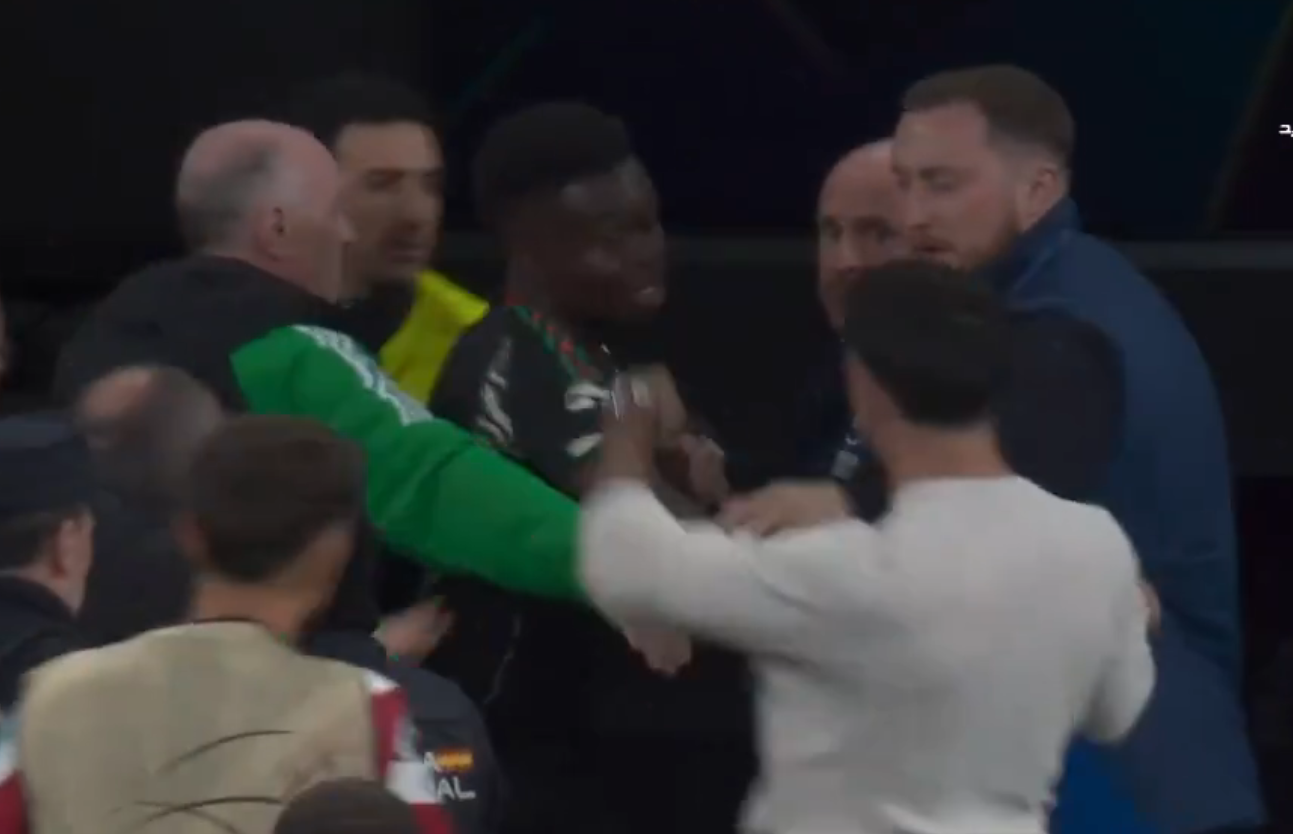 Saltaron chispas entre Saka y Carvajal durante el descanso